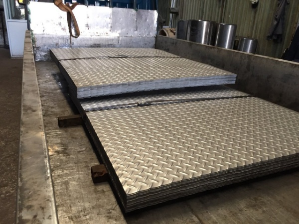 Thép tấm nhám ( CHEQUERED PLATE) SS400